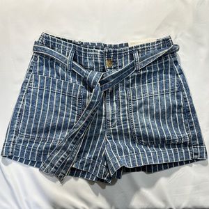 NWT. American eagle size 8 (29w) shorts.